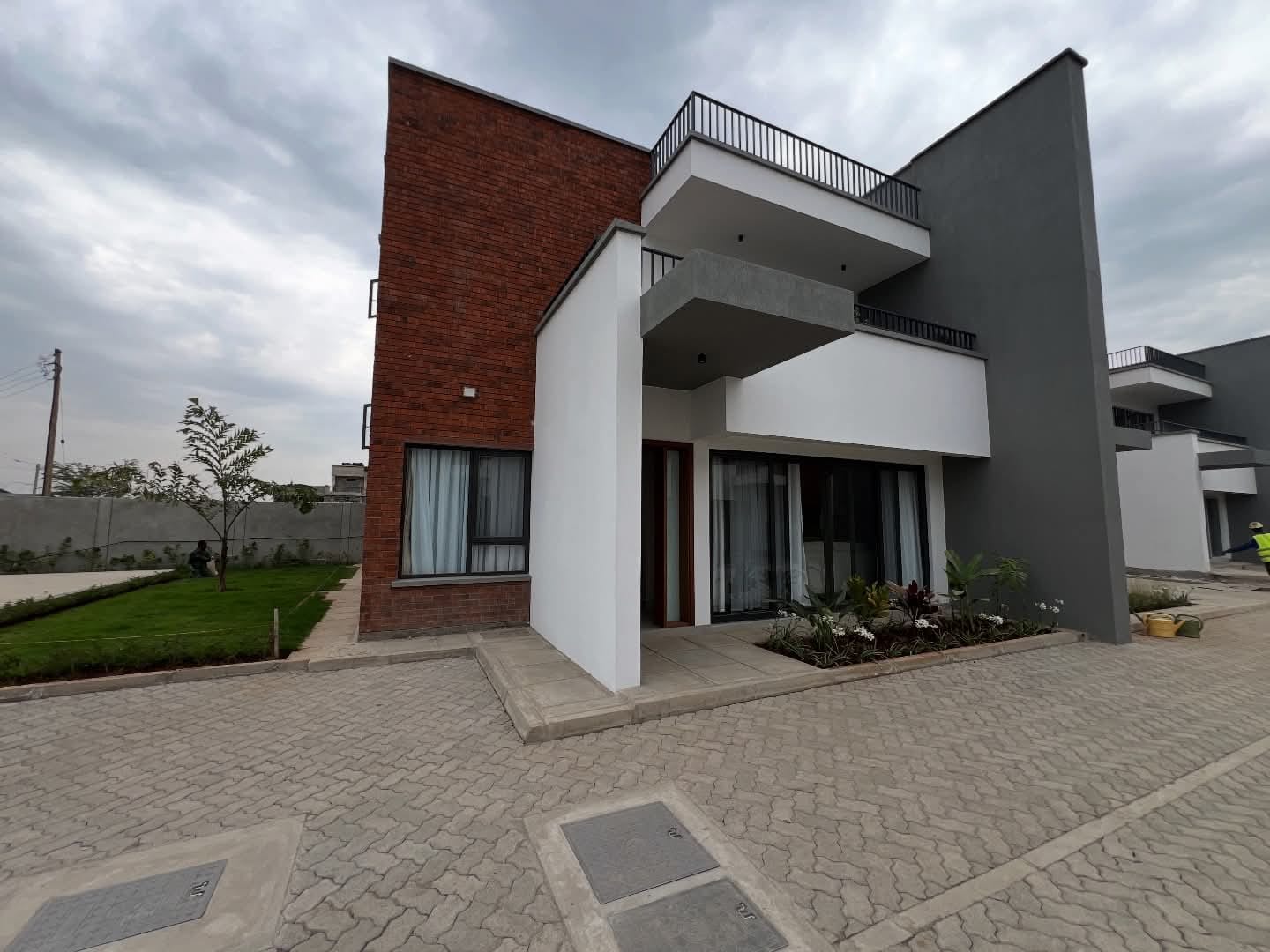 4-BEDROOM DUPLEX & TRIPLEX TOWNHOUSES